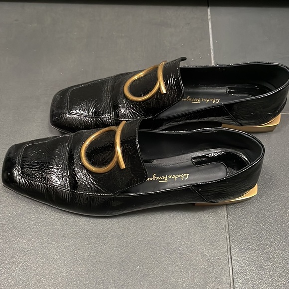 Ferragamo Black Patent Loafers with Gold Logo - Size 7 1/2 - Picture 3 of 10